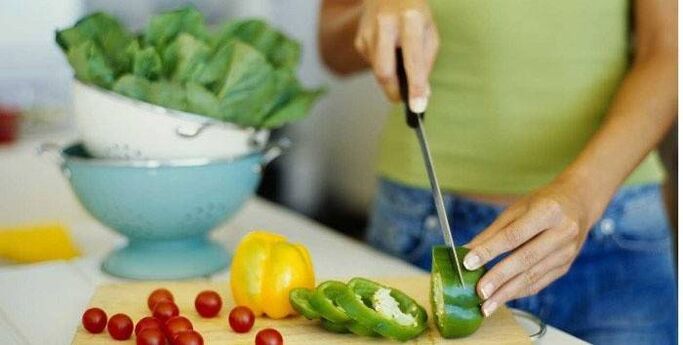 Zöldségsaláta főzés vacsorára a megfelelő táplálkozás elvei szerint a karcsú alakért